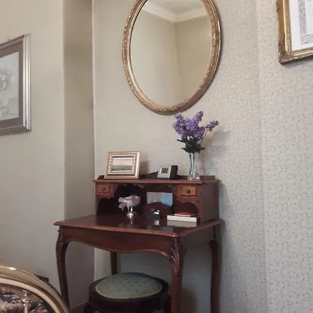 The Queen's Coffer Apartament *